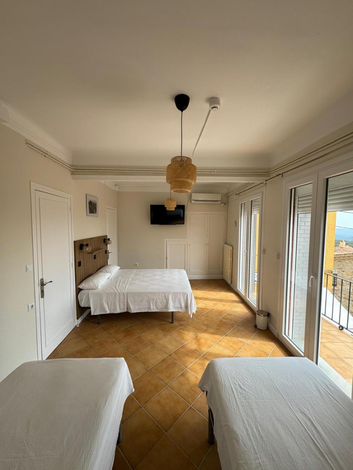 Hostal Restaurant Casa Comaulis La Vajol Bagian luar foto